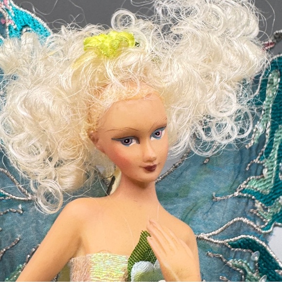 🧚 Handmade Fairy Nightlight Lamp – Iridescent Blue Green Fantasy Décor - Picture 5 of 7